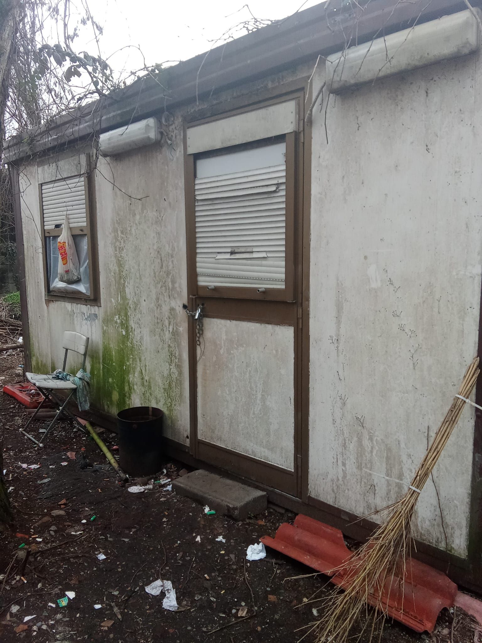 «Per ora abbiamo trovato un tetto dove ripararci qui, almeno per superare l’inverno. Ma fino a quando?», dicono padre e figlio sgomberati