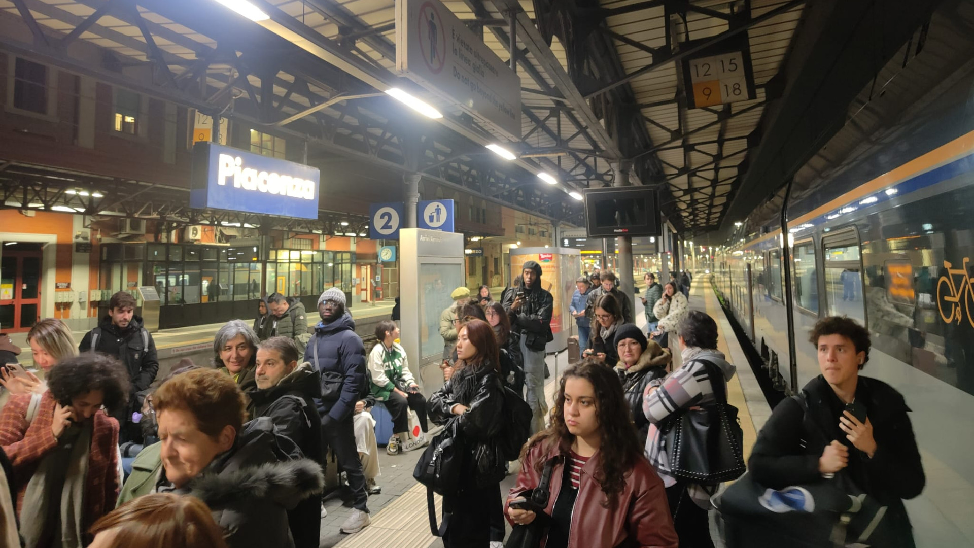 Infortunio sulla linea per Milano, treni in ritardo e cancellati