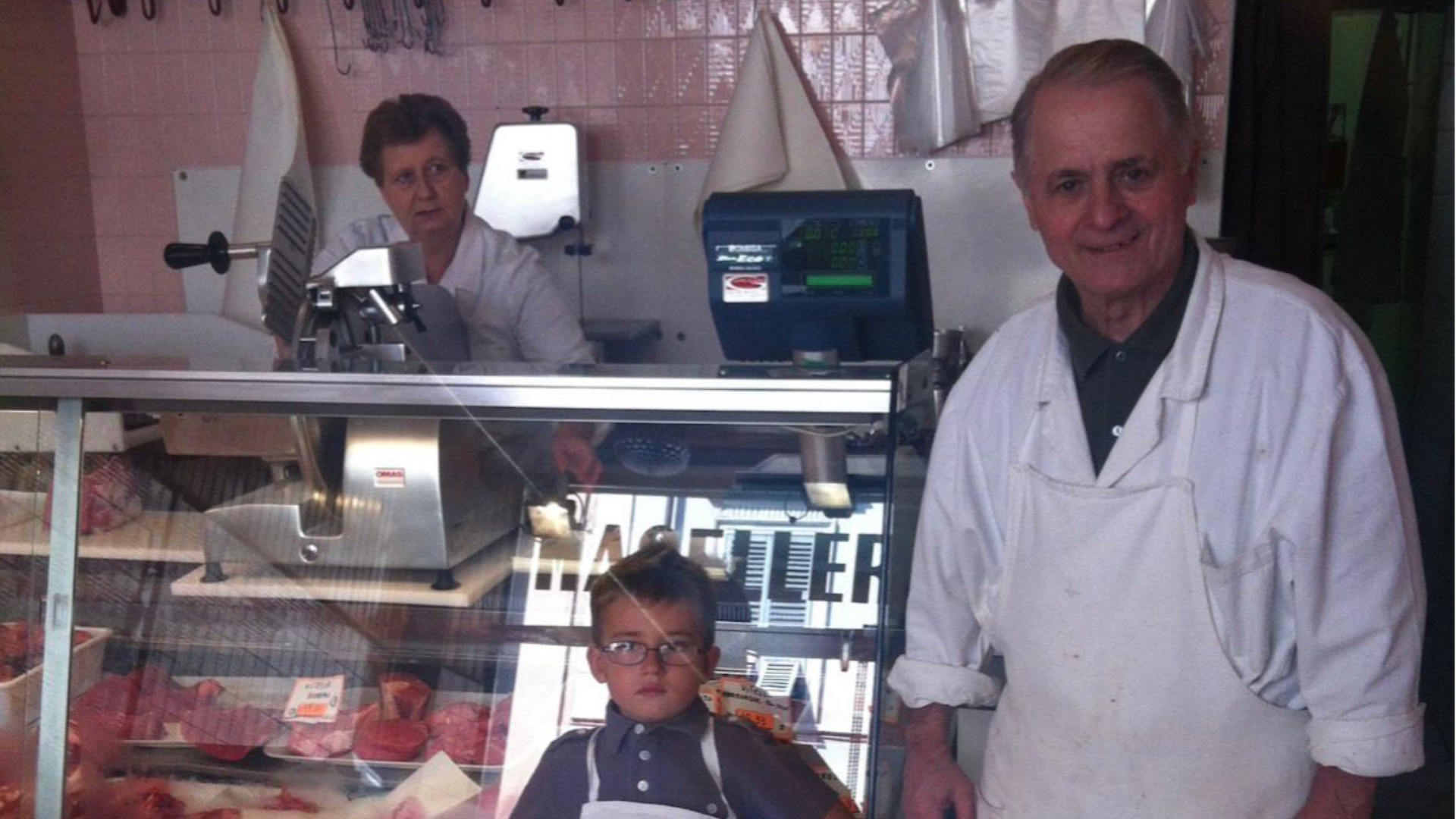 Foto di famiglia per Celestino Ghizzoni nella sua bottega