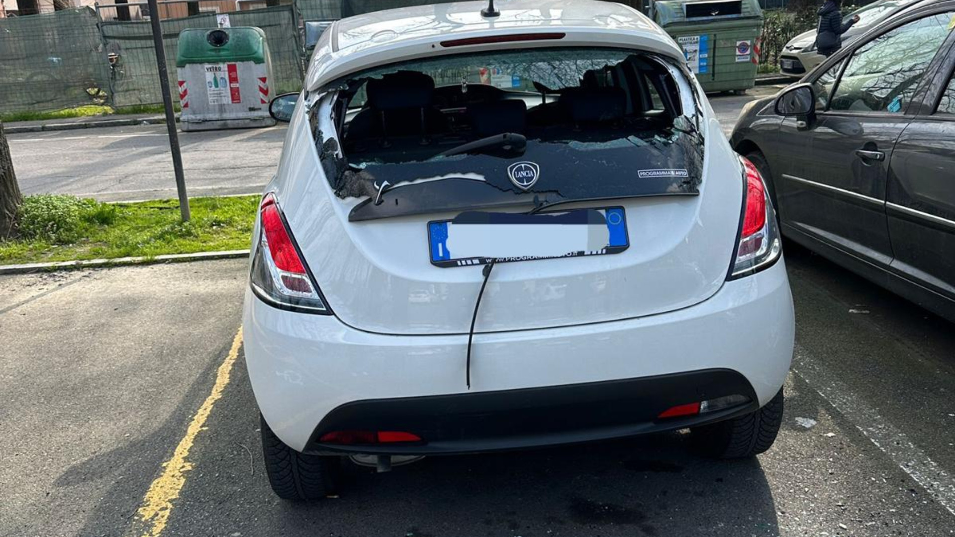 Una delle auto danneggiate - © Libertà/Mariangela Milani