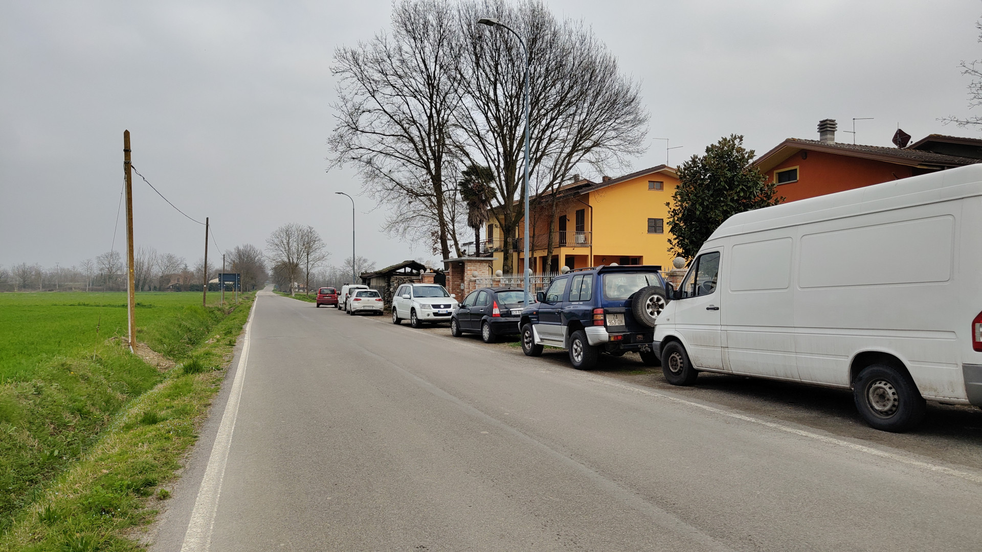 Arrivano in taxi, sventrano un forziere e scappano col bottino