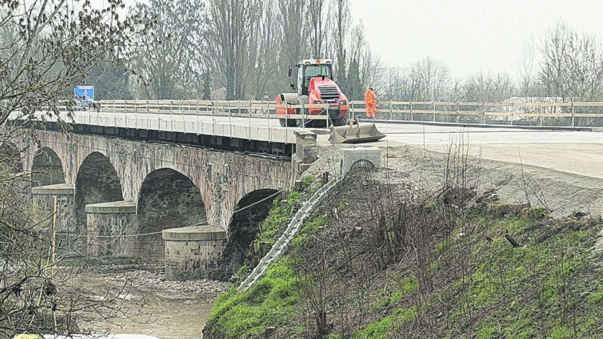 I lavori in corso sul ponte del Nure - © Libertà/Claudio Cavalli