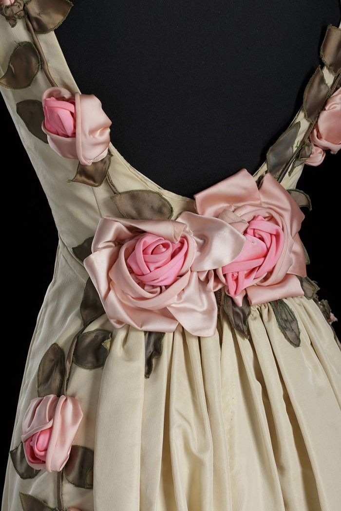 Particolare dell'abito "American Beauty dress", 1966-1967, Washington, D.C., Smithsonian National Museum. Fin da piccola Ann iniziò a realizzare decorazioni floreali, ricreando fiori del giardino con ritagli di tessuto