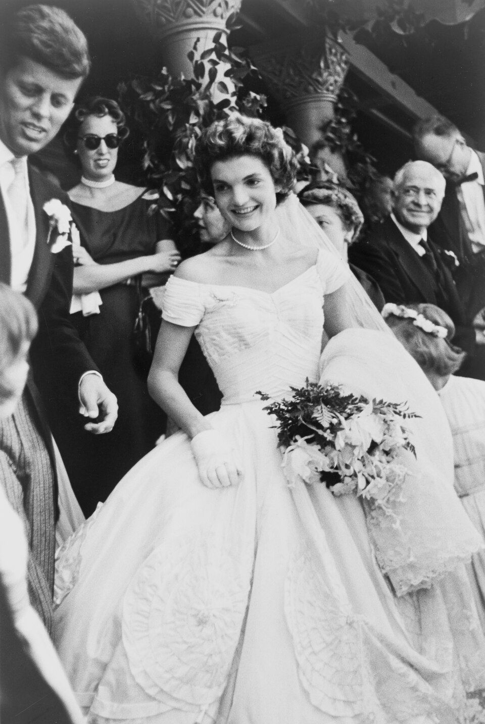 Jackie Kennedy, accanto al marito John, nell'abito da sposa creato da Ann Lowe nel 1953