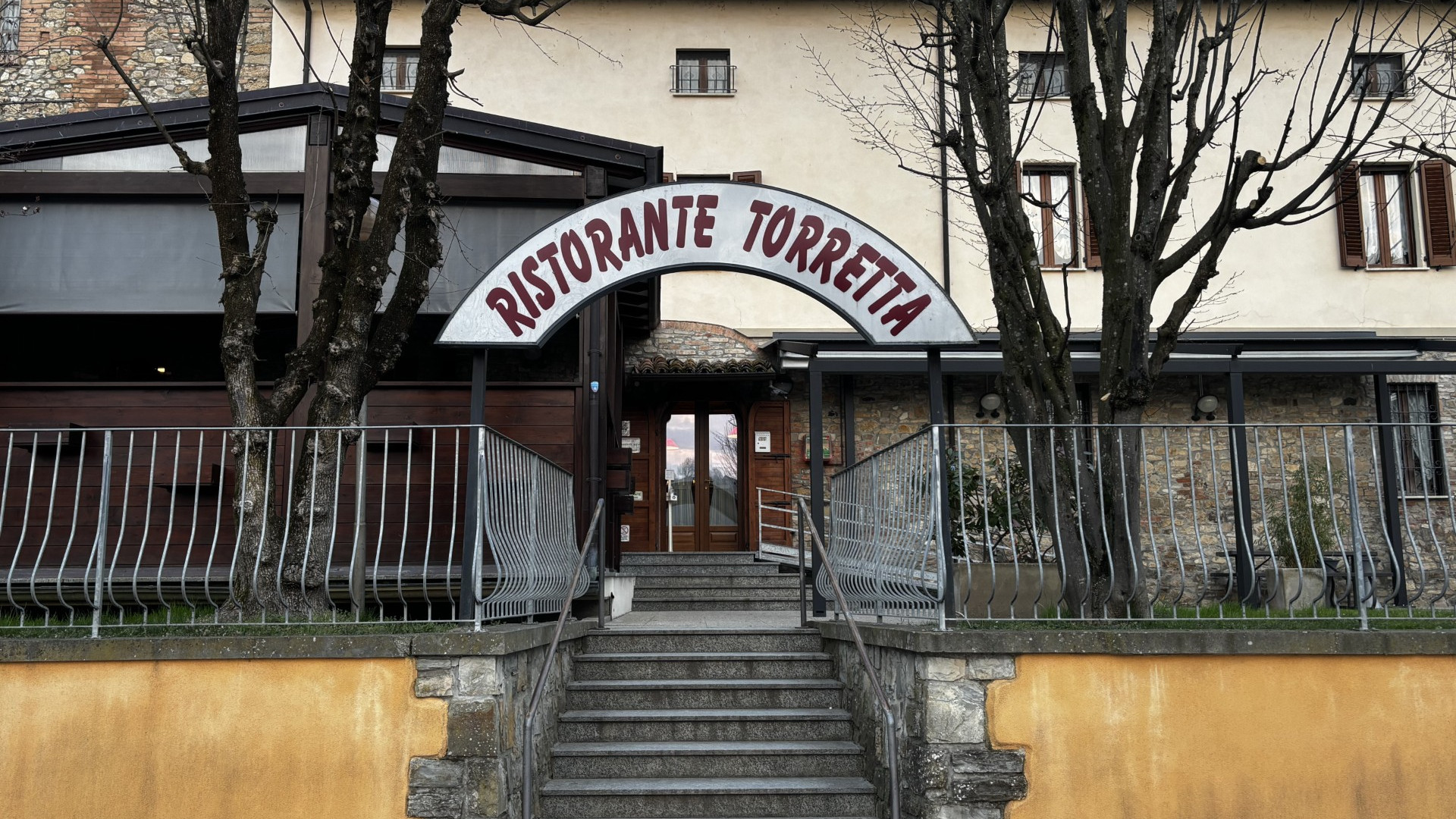 Arresto cardiaco in trattoria a Chiavenna Rocchetta, salvato da un medico con il defibrillatore