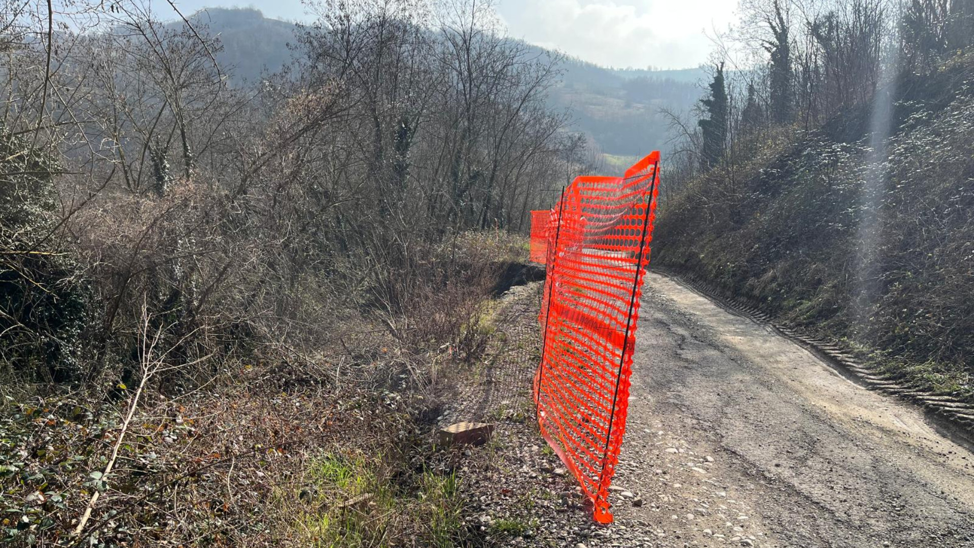 Il punto in cui la strada di Sarmata verso ponte Riglio risulta dissestata a causa di uno smottamento - © Libertà/Nadia Plucani