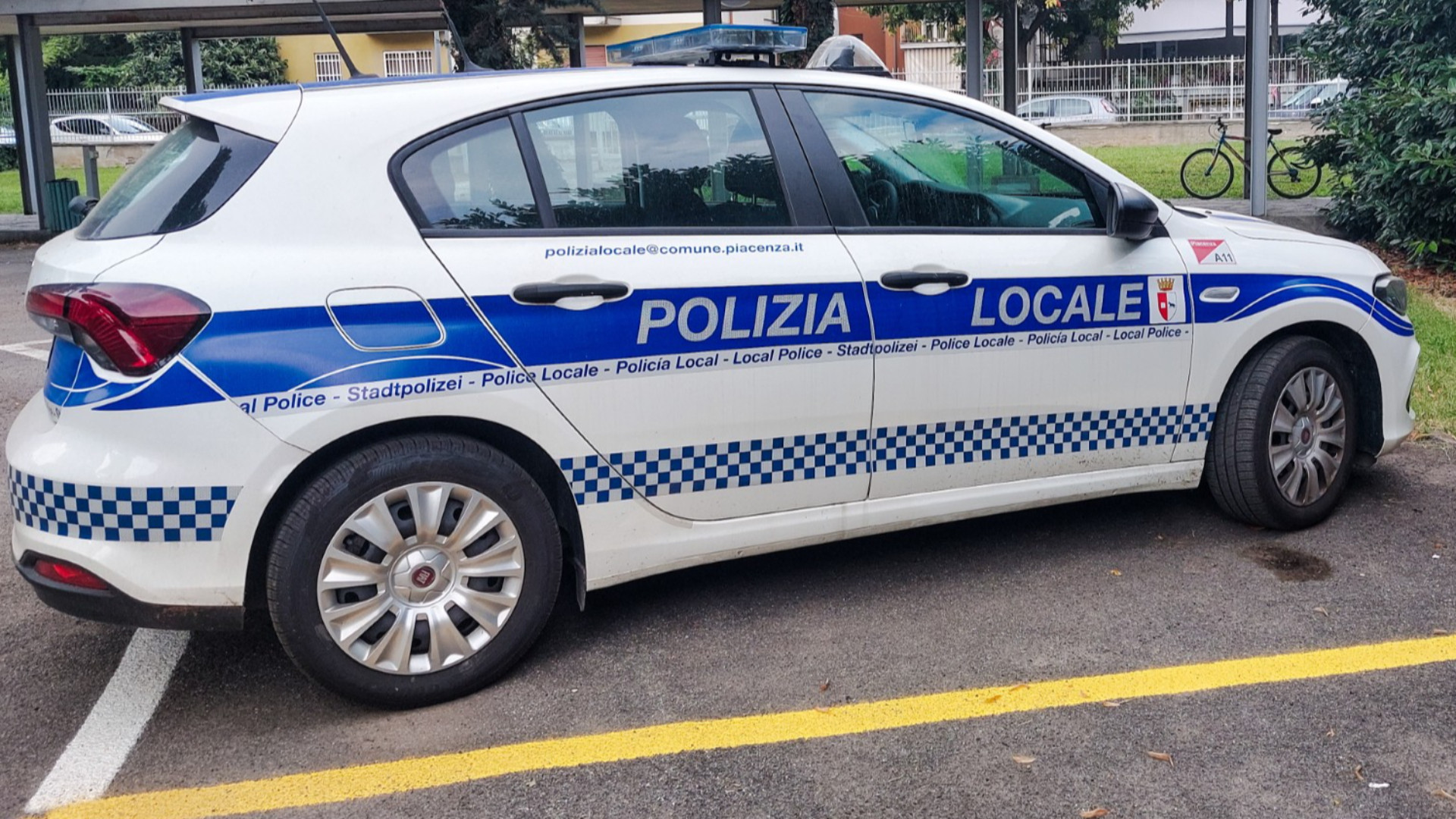 Sul posto è intervenuta la polizia locale