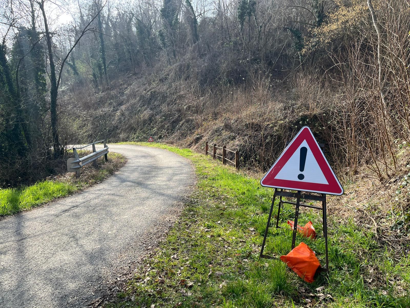 Pontedellolio: segnaletica di attenzione e pericolo sul tratto da Sarmata a ponte Riglio, costellata da saliscendi e da una frana