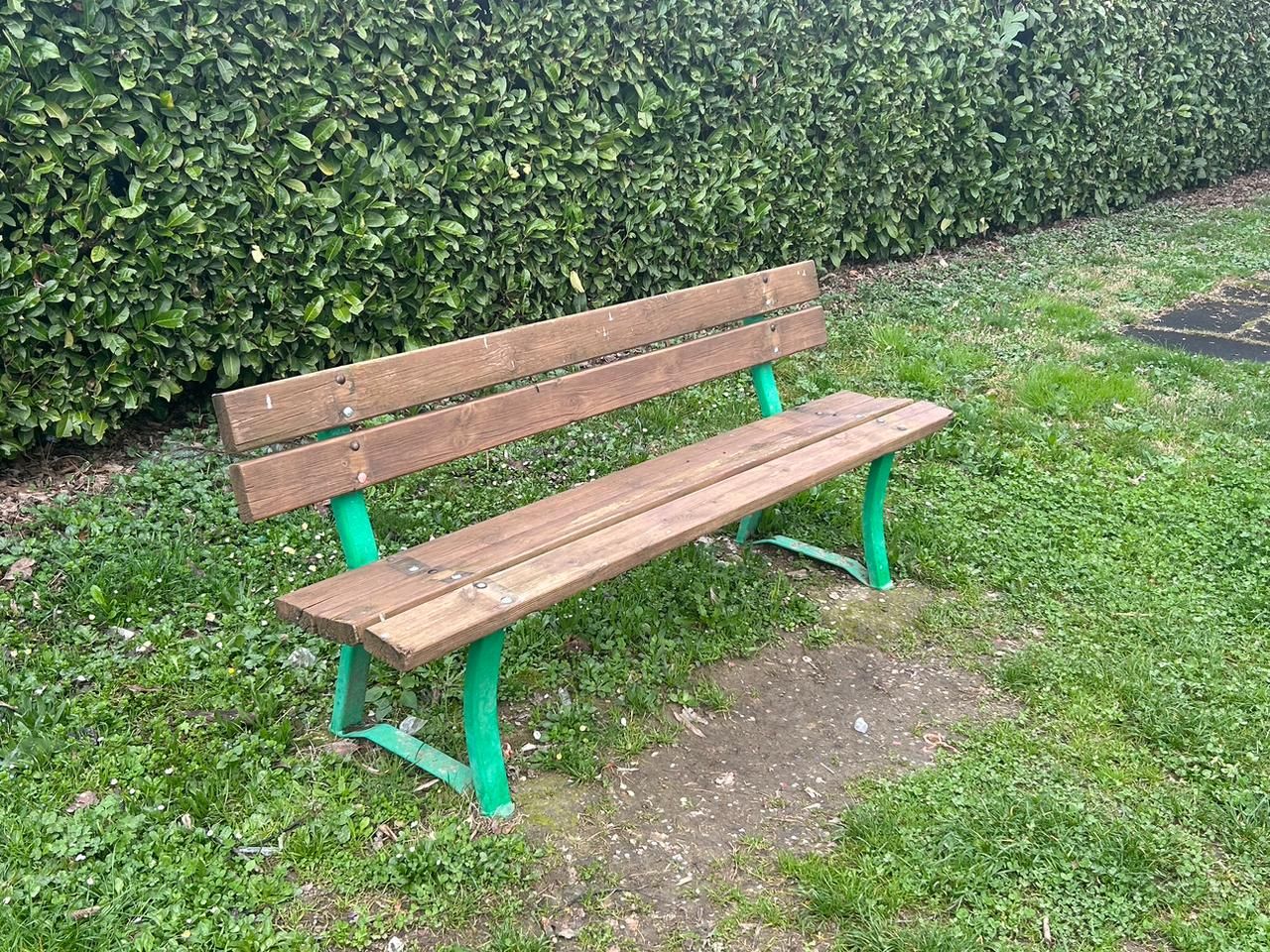 panchina sistemata da cittadini volontari