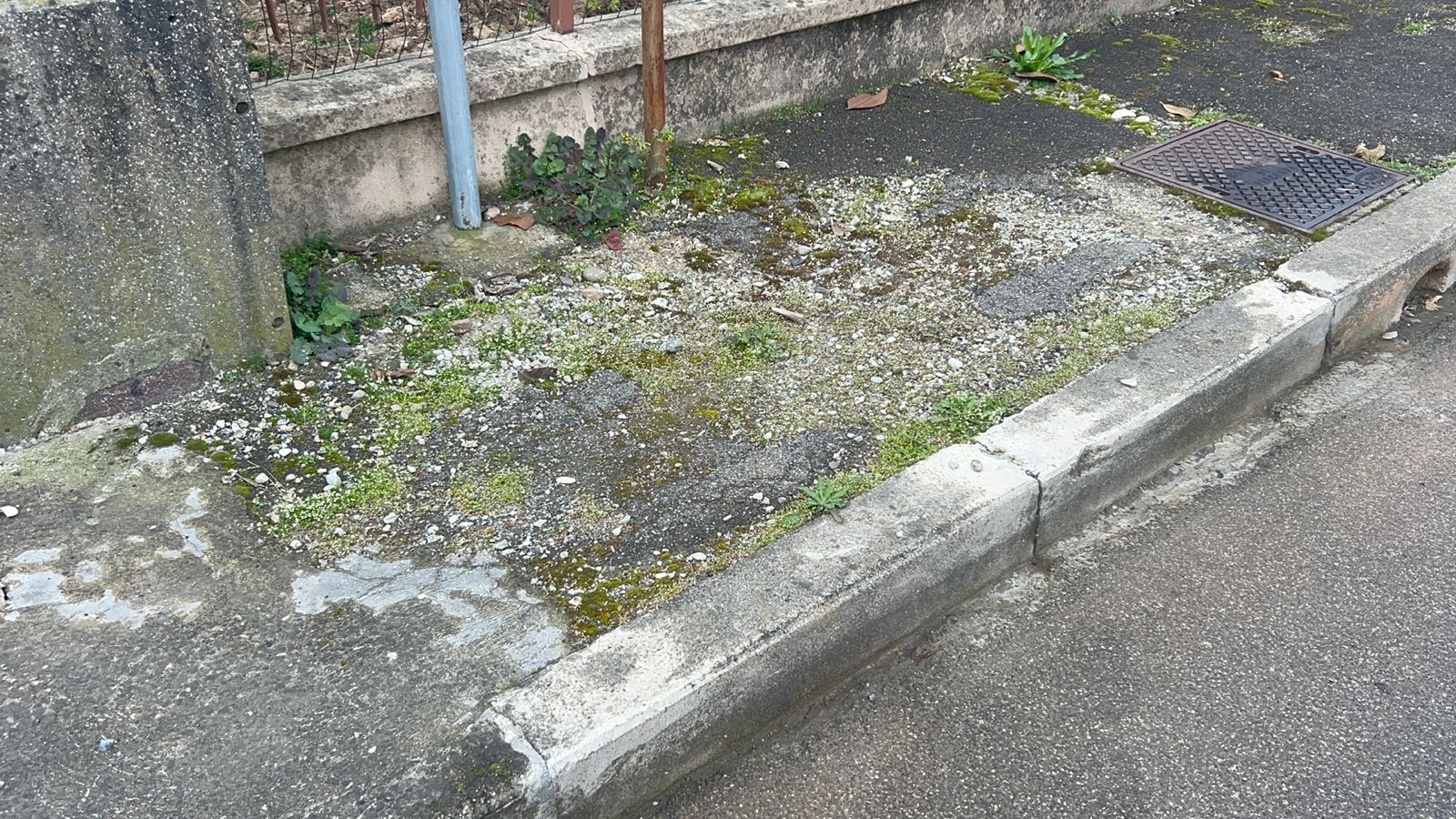 In via Monte Ragola e via Monte Lama i marciapiedi sono dissestati