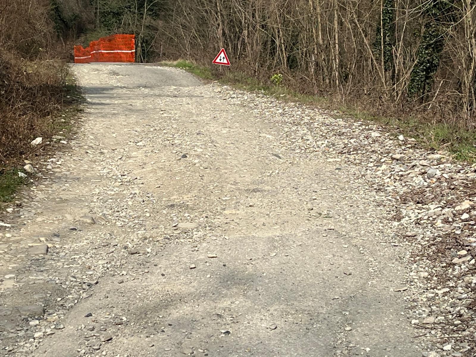 Pontedellolio: uno dei tratti dissestati della strada che da Sarmata porta a ponte Riglio