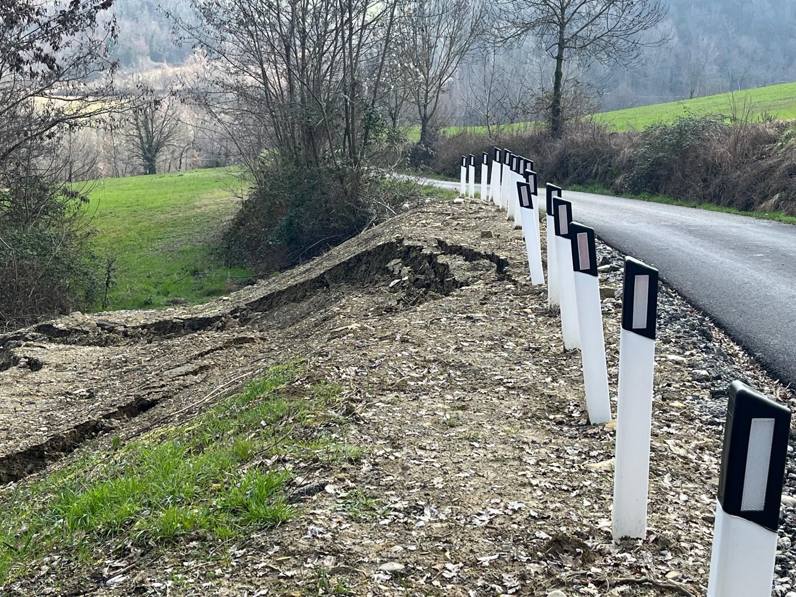 Pontedellolio: il tratto della strada per Sarmata, all'altezza di Saviano, sistemata a settembre 2025 e ancora ceduta