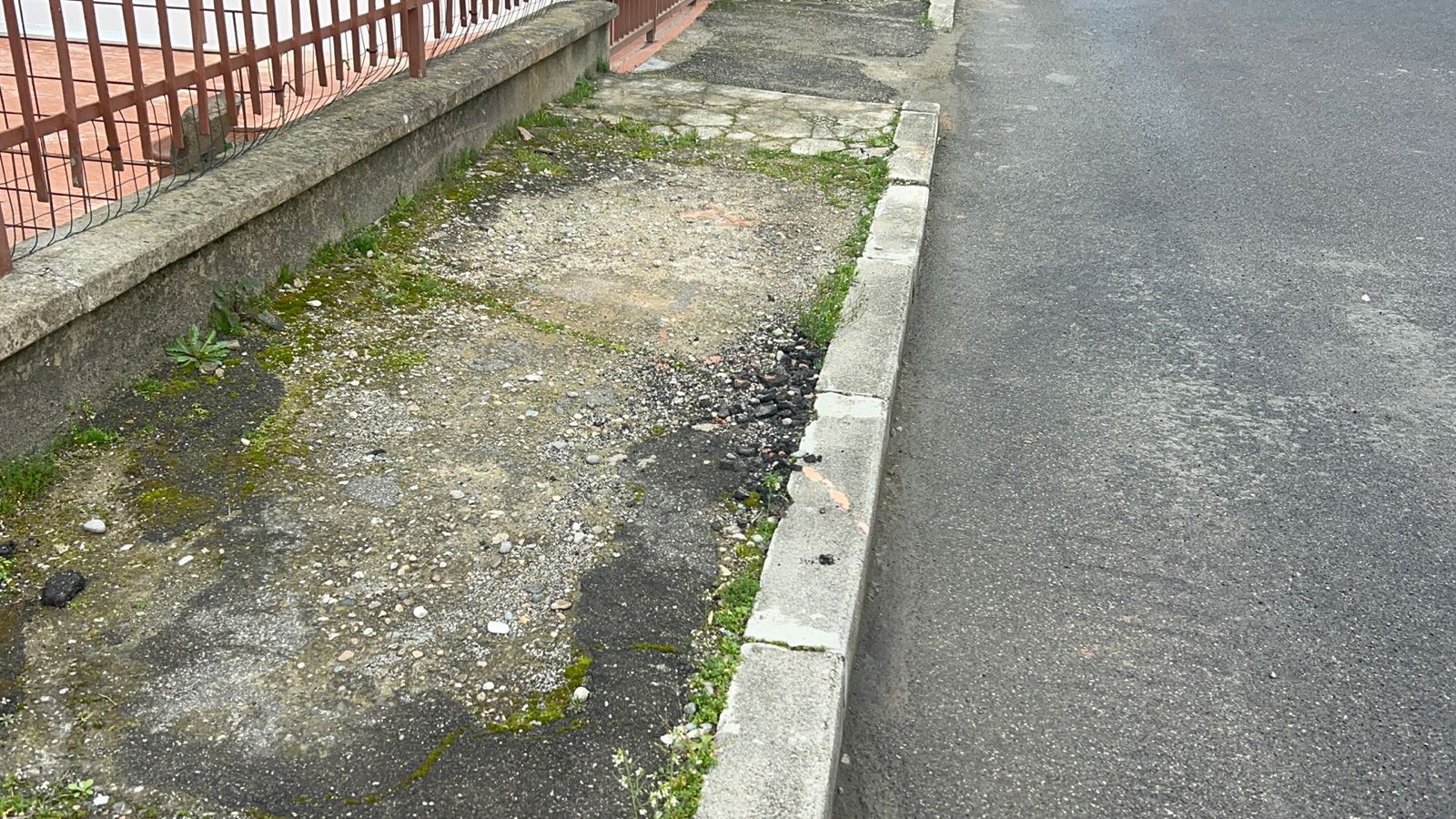 In via Monte Ragola e via Monte Lama i marciapiedi sono dissestati