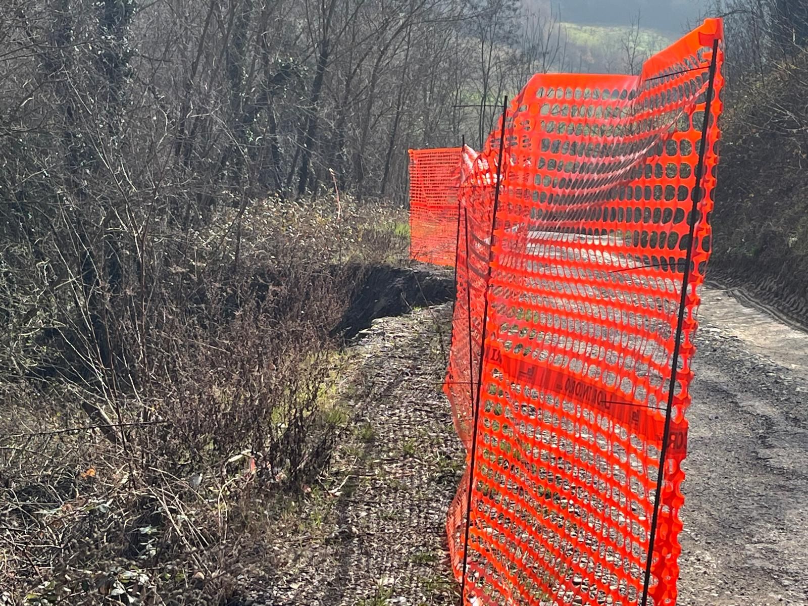 Pontedellolio: il punto della strada di Sarmata verso ponte Riglio dissestata da uno smottamento