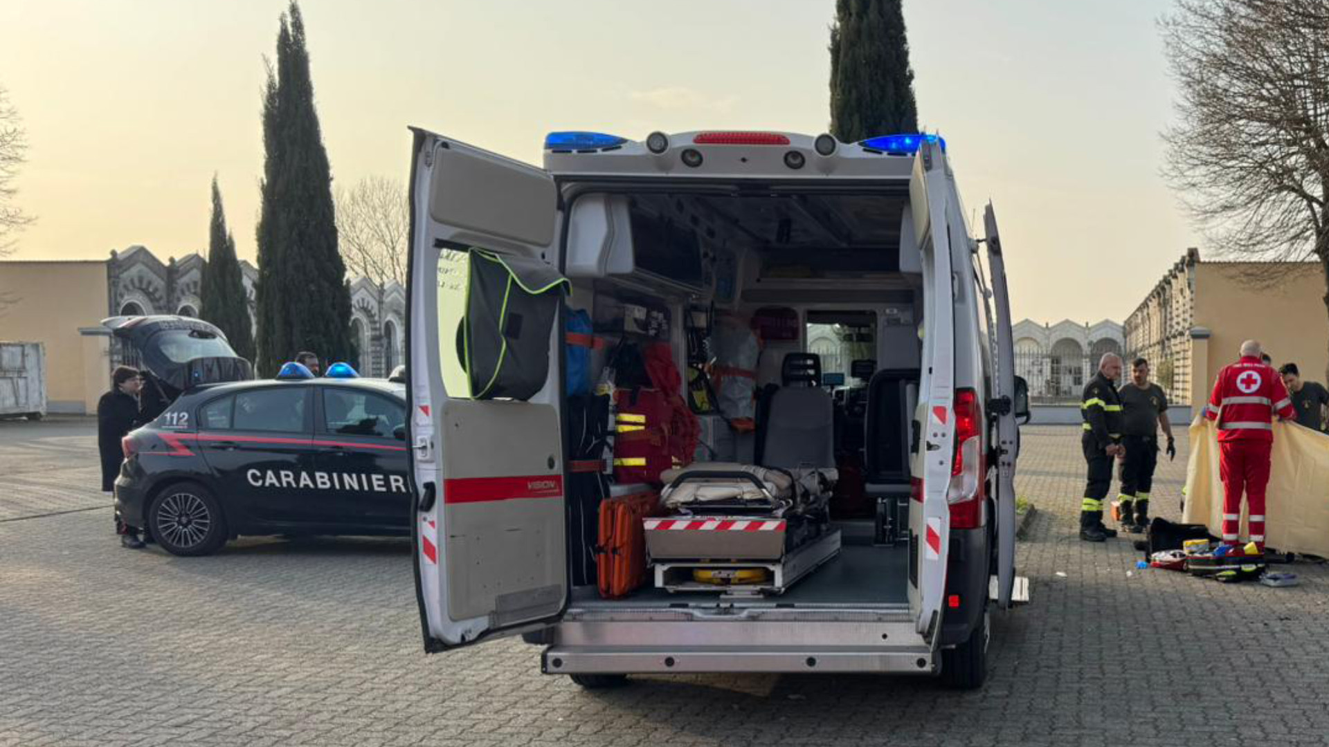 Esce di strada davanti al cimitero, morto un uomo di 78 anni