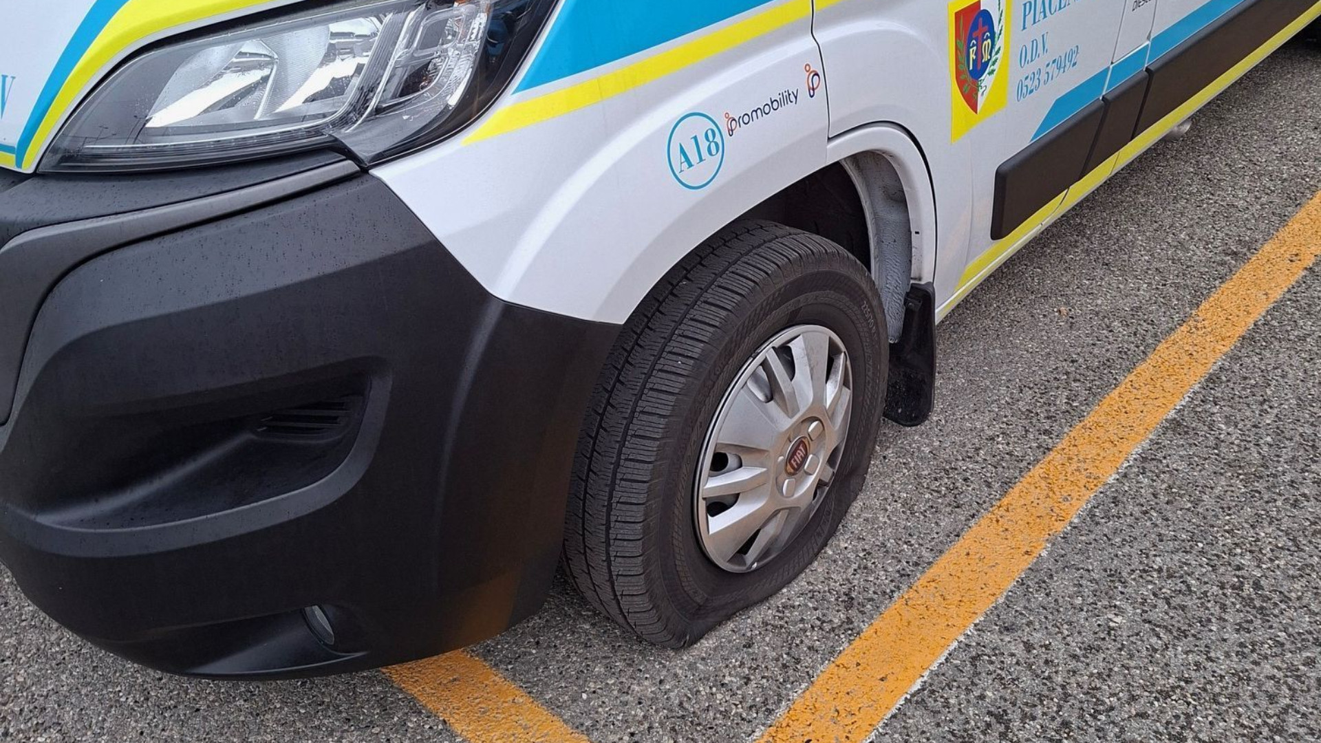 Atto vandalico alla Misericordia, forate le ruote di tre mezzi