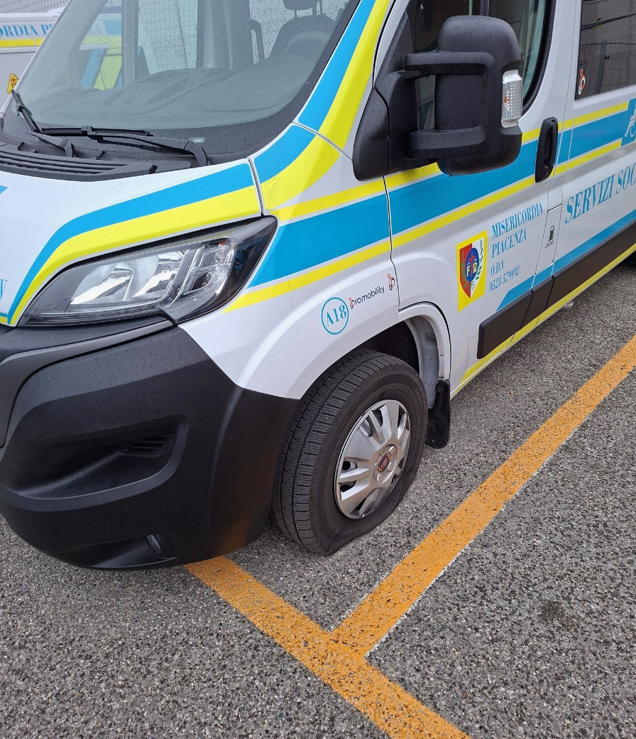 Atto vandalico alla Misericordia, forate le ruote di tre mezzi