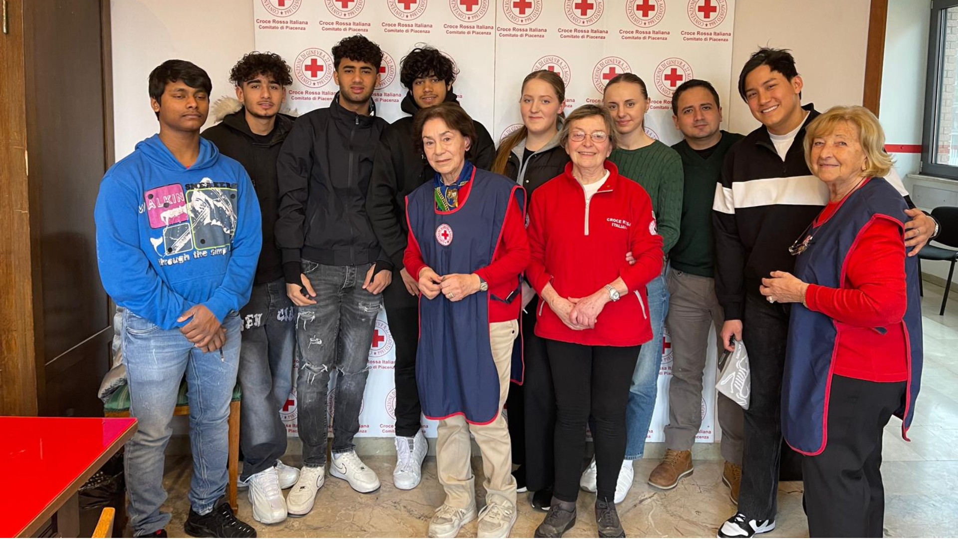 Le volontarie dell'"area sociale" di Croce Rossa con alcuni corsisti