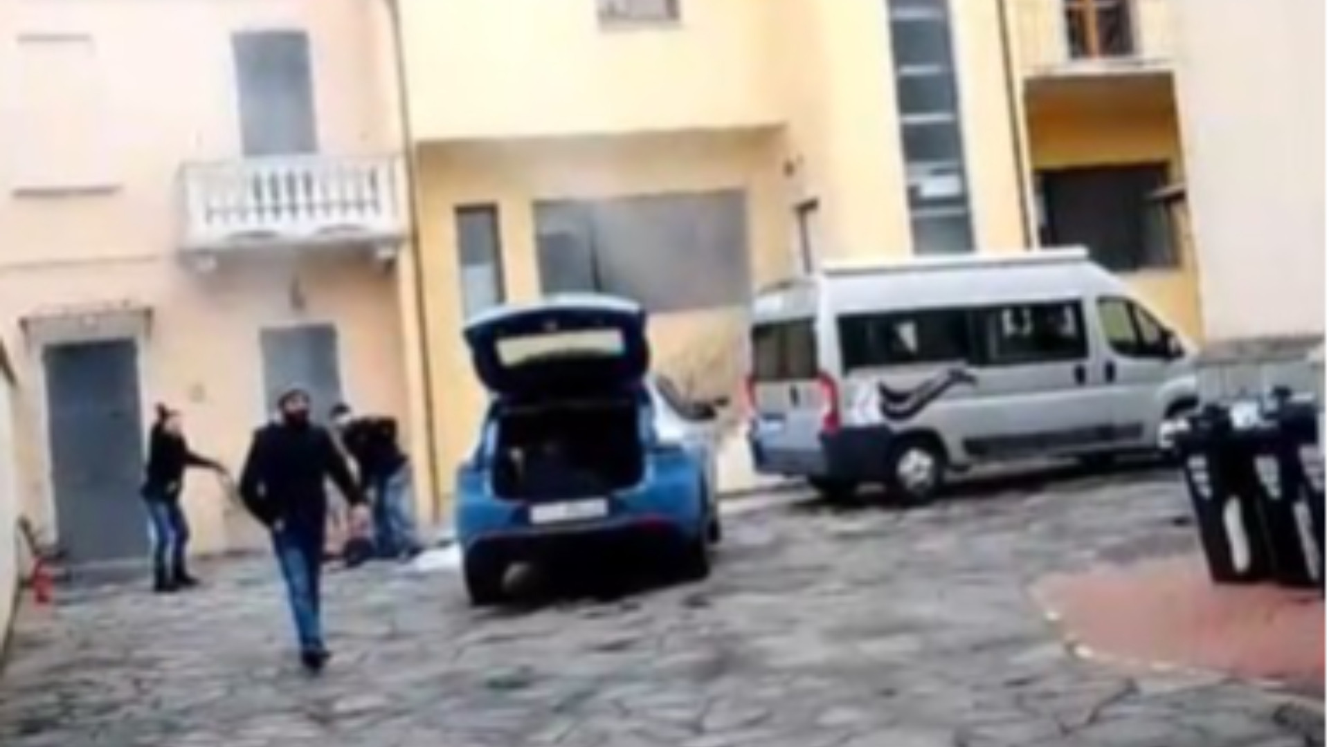 Si dà fuoco in via Bolzoni, è lo stesso uomo che aveva già tentato quattro giorni fa