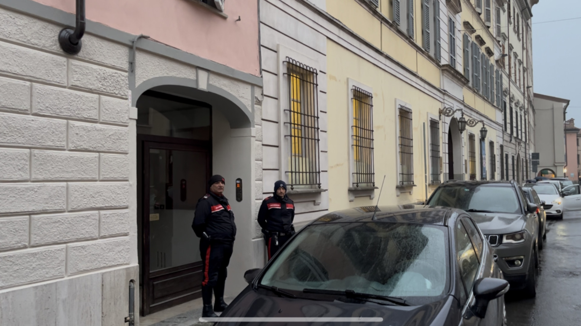 Cade dal palazzo in via Beverora, grave una giovane