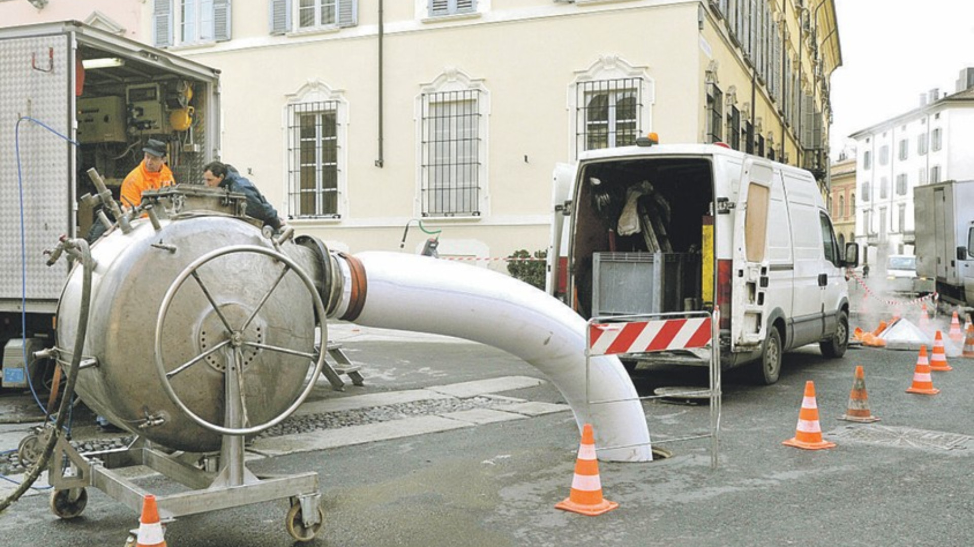 Lavori alla rete idrica in una immagine d'archivio - © Libertà