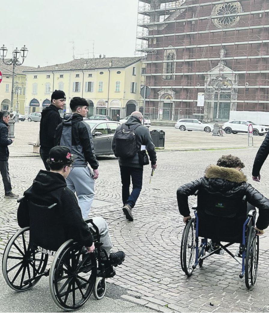 Sulla sedia a rotelle a Cortemaggiore: «Percorso a ostacoli»