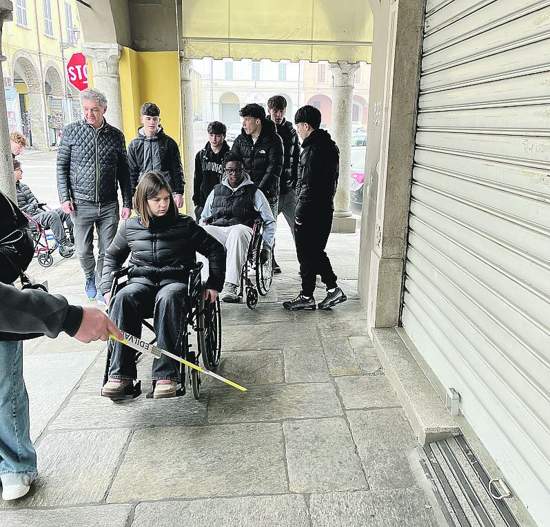 Gli studenti del Tramello in centro storico a Cortemaggiore valutano le difficoltà di chi è disabile nel doversi spostare in paese