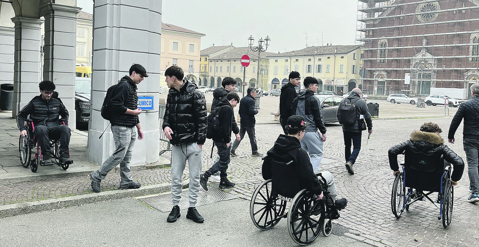 Gli studenti del Tramello in centro storico a Cortemaggiore valutano le difficoltà di chi è disabile nel doversi spostare in paese