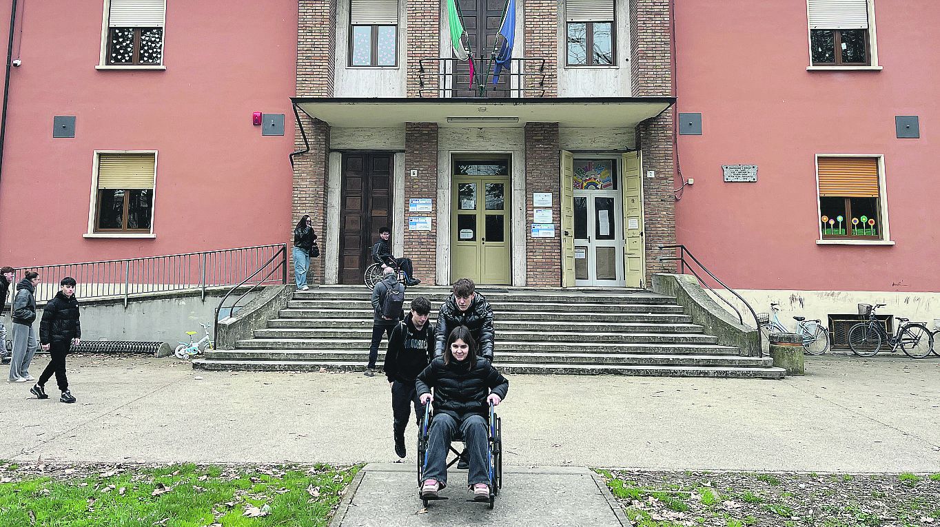 Gli studenti del Tramello in centro storico a Cortemaggiore valutano le difficoltà di chi è disabile nel doversi spostare in paese
