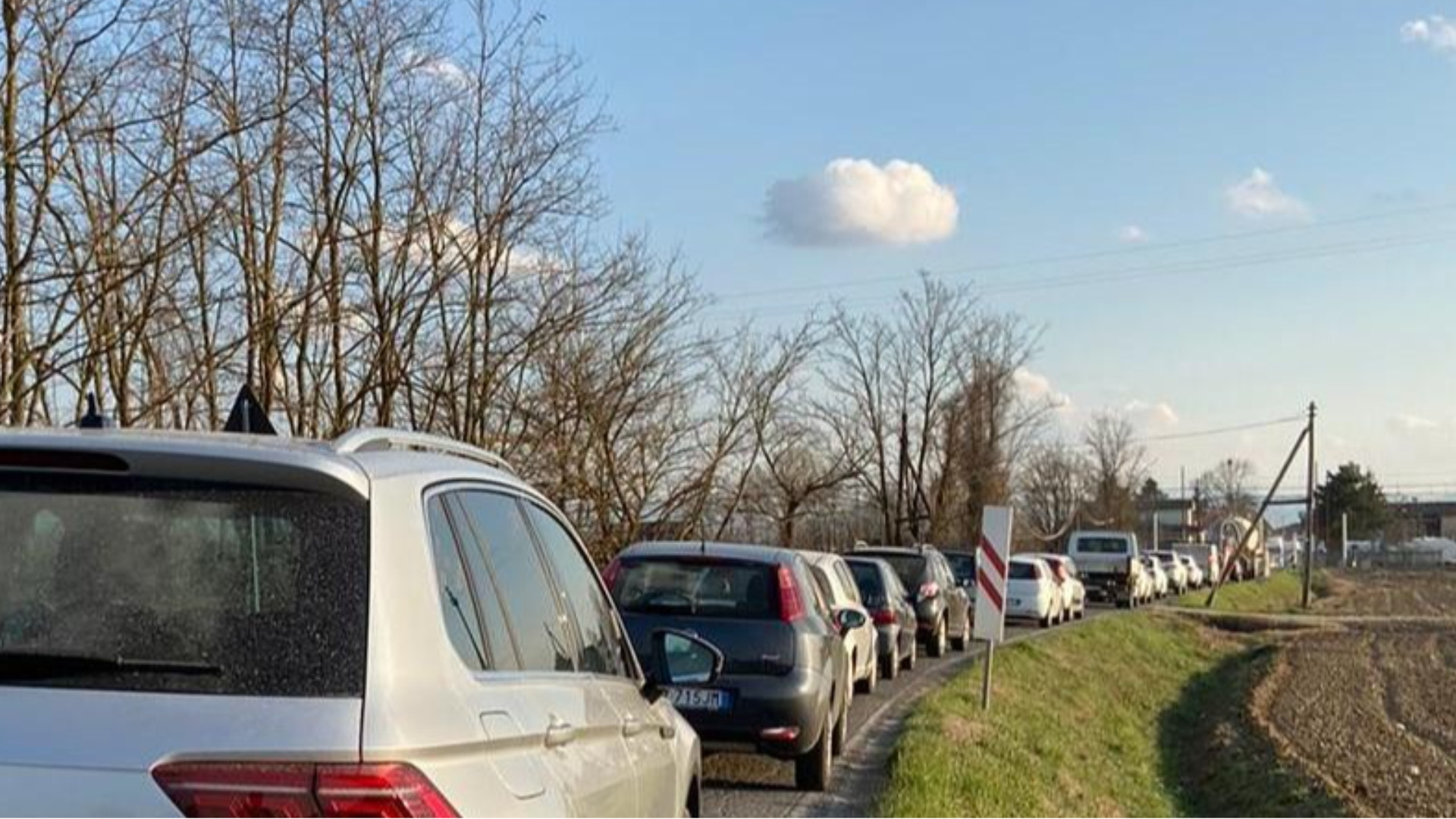 Le lunghe code al passaggio a livello