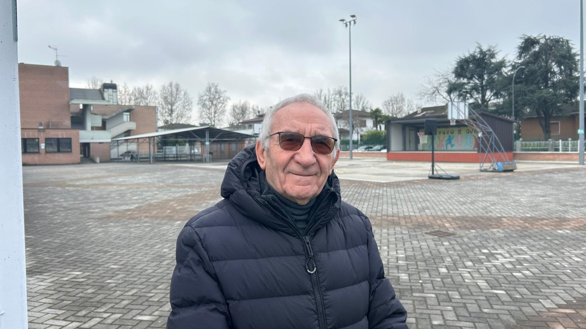 Don franco capelli nel piazzale dell'oratorio alla Besurica
