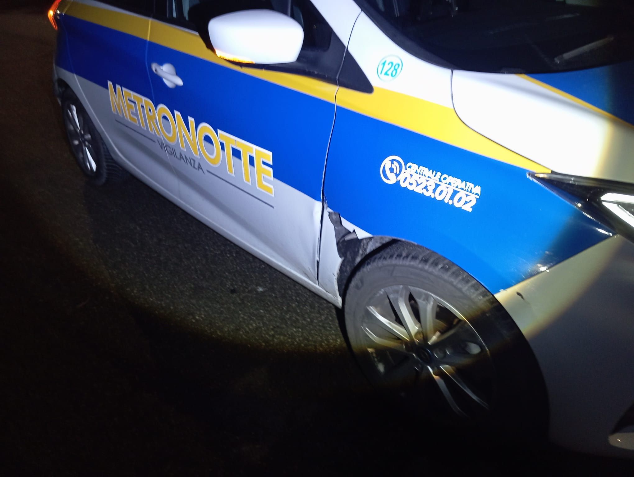 Un'auto dei Metronotte danneggiata dai ladri durante la fuga