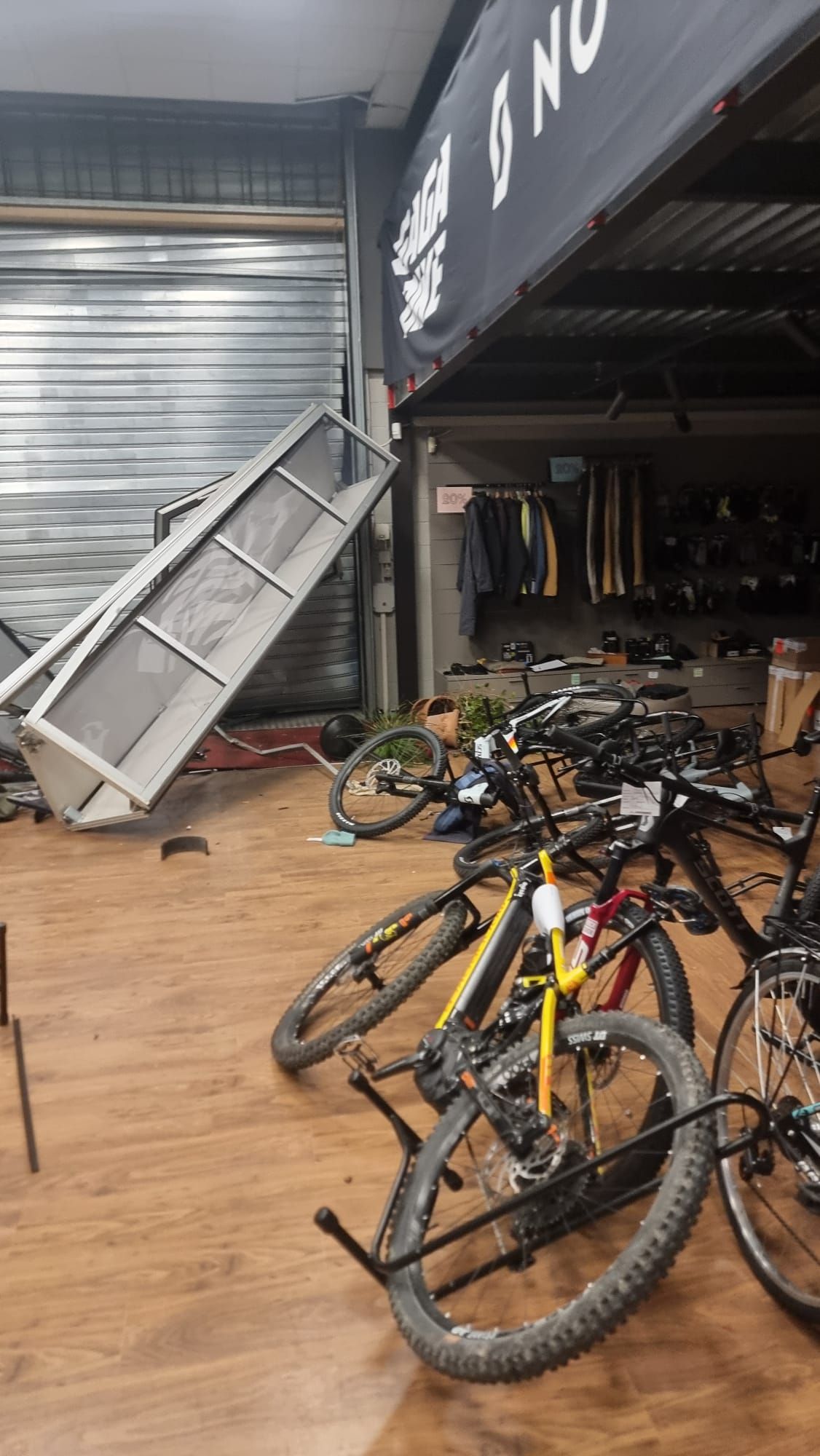 Il negozio sventrato