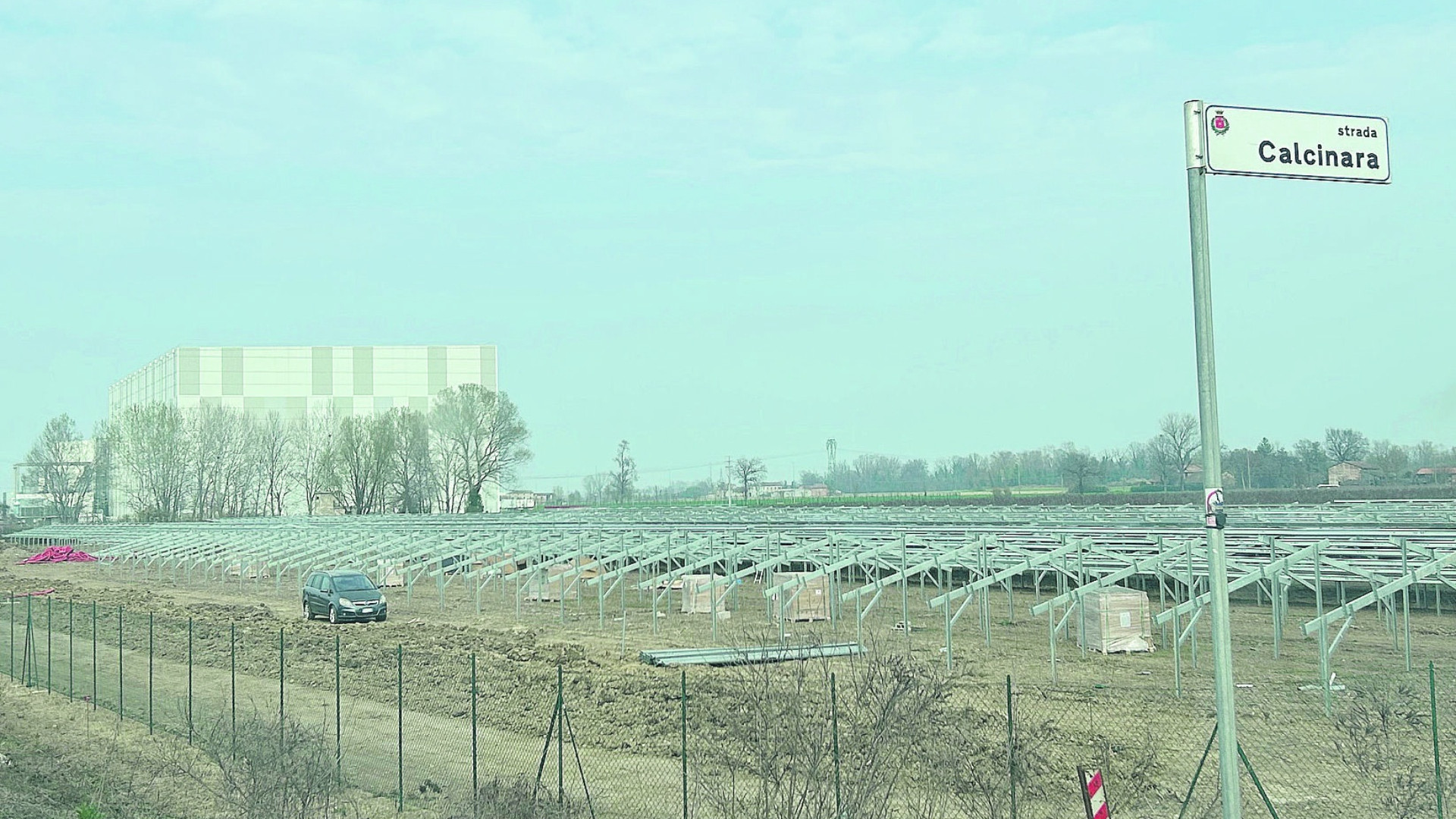 I lavori in corso alla Barabasca: sono i supporti che ospiteranno i pannelli del fotovoltaico FOTO MENEGHELLI
