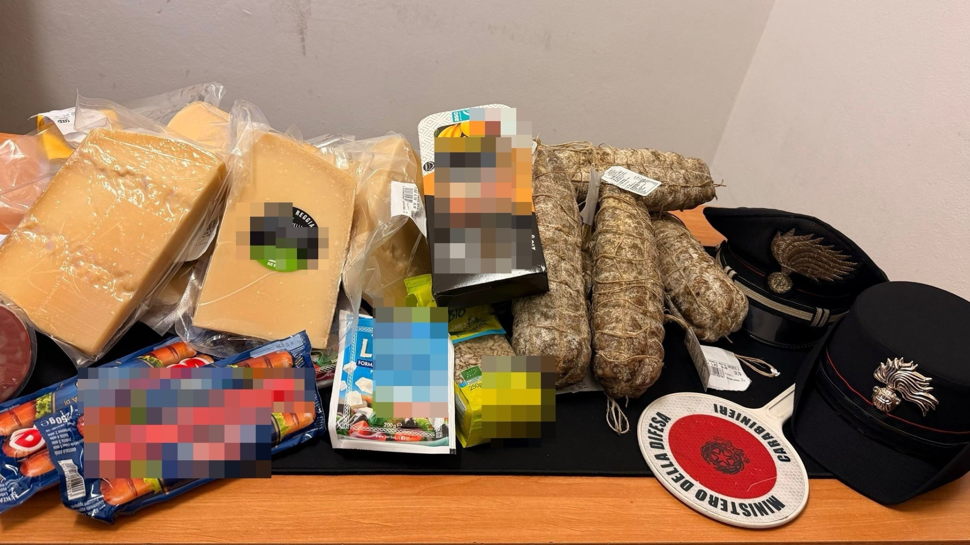 Furto sventato in un supermercato, carabiniere fuori servizio ferma uno dei due sospetti