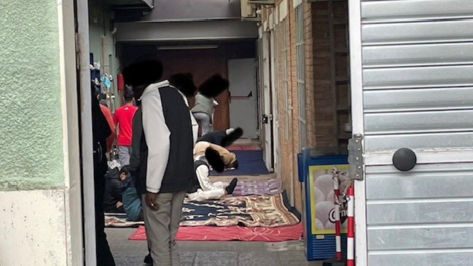 Via Mascaretti, nuova polemica sulla “moschea abusiva”: Soresi chiede più controlli, interrogazione di Tagliaferri in Regione