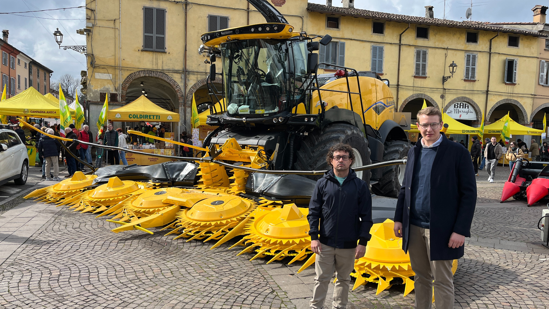 Alcuni strumenti avveniristici esposti alla Fiera di Cortemaggiore. In primo piano Daniele Brunelli e Mattia Repetti,c he hanno gestito l'allestimento del parco mezzi - © Libertà/Valentina Paderni