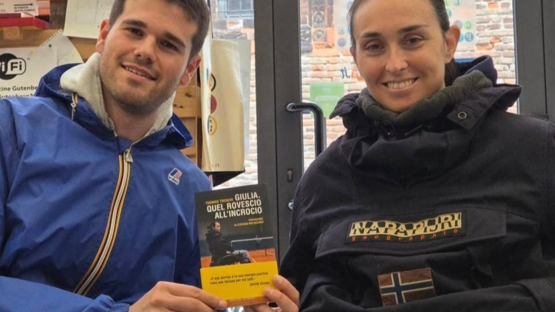 Il giornalista Thomas Trenchi e la tennista Giulia Gardani con una copia del libro