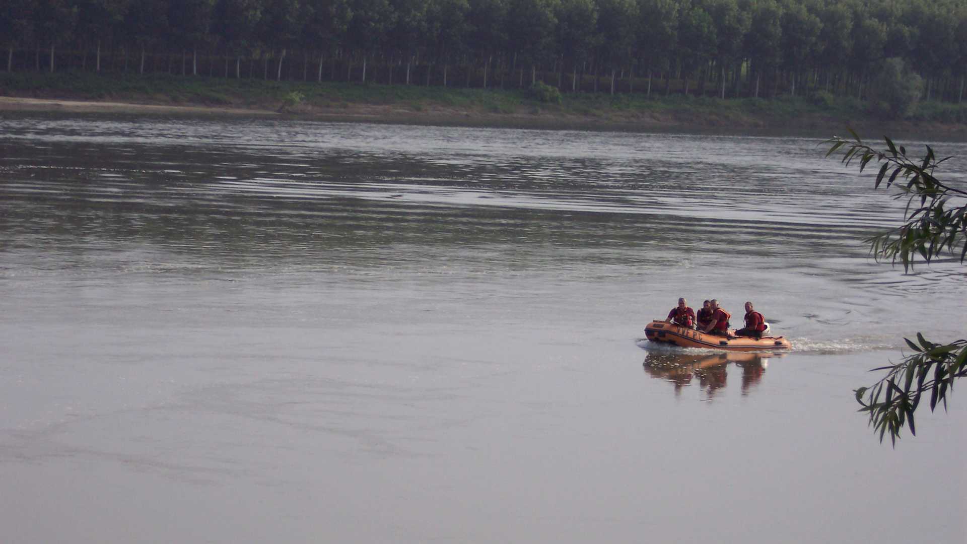Giovani stranieri scoprono un cadavere nel Po a San Nazzaro: è una cinquantenne