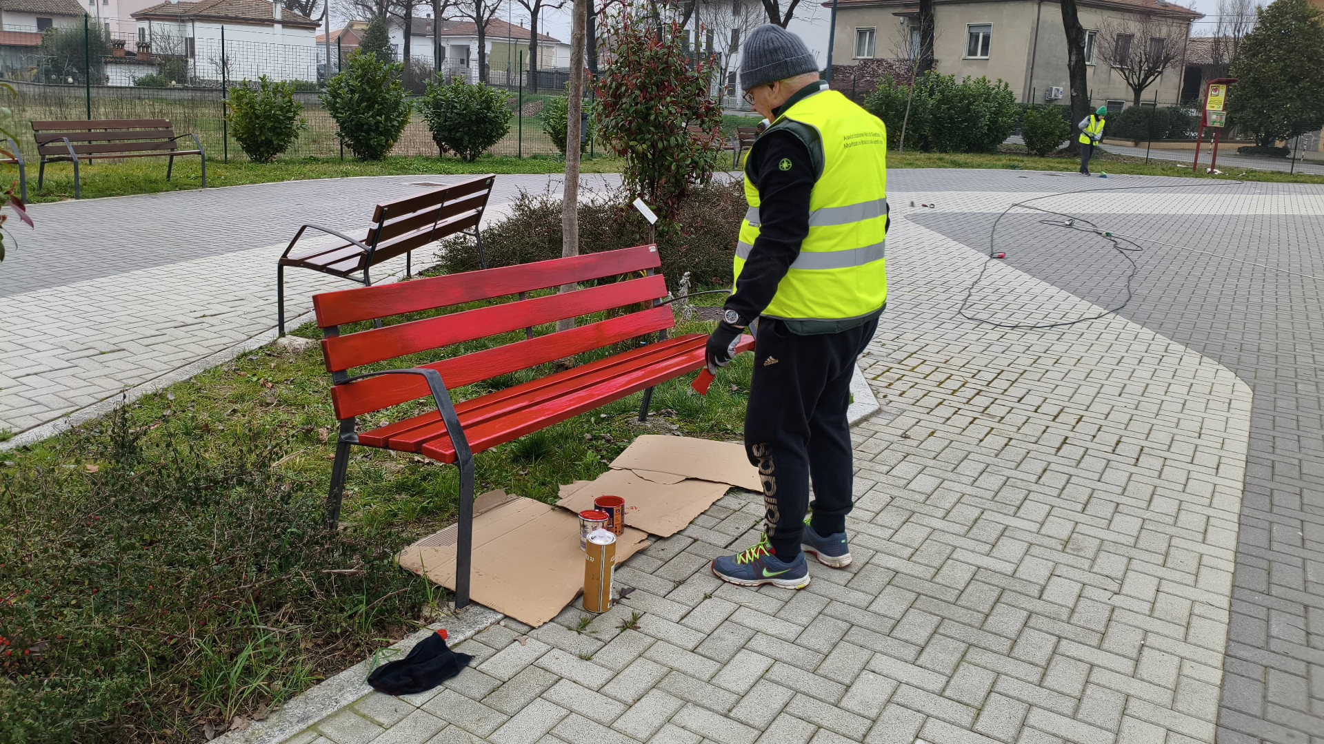 Volontari al lavoro per sistemare le panchine di Gerbido foto trenchi