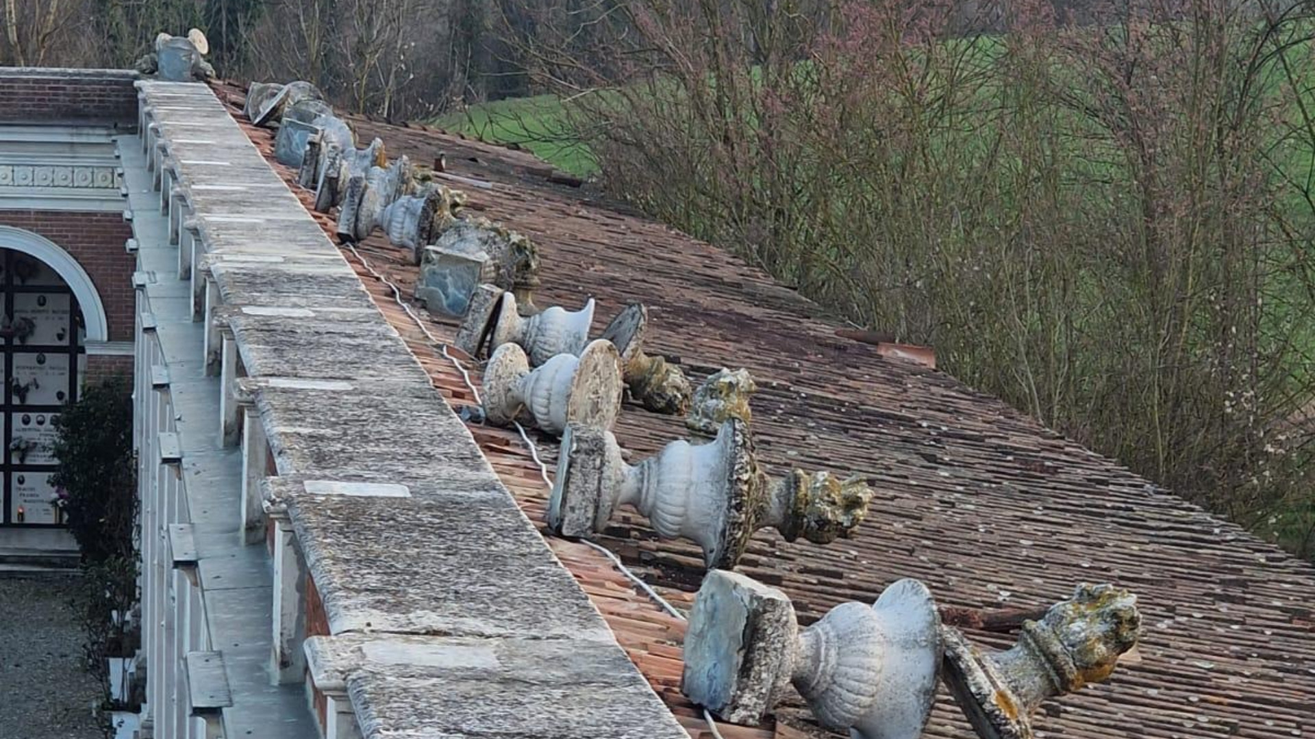 Pianello, furto di rame al cimitero. Danni per 50mila euro