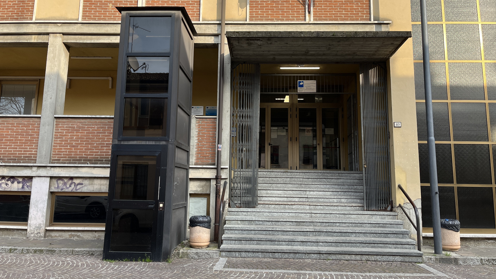 L’ingresso delle scuole di Cortemaggiore e, a destra