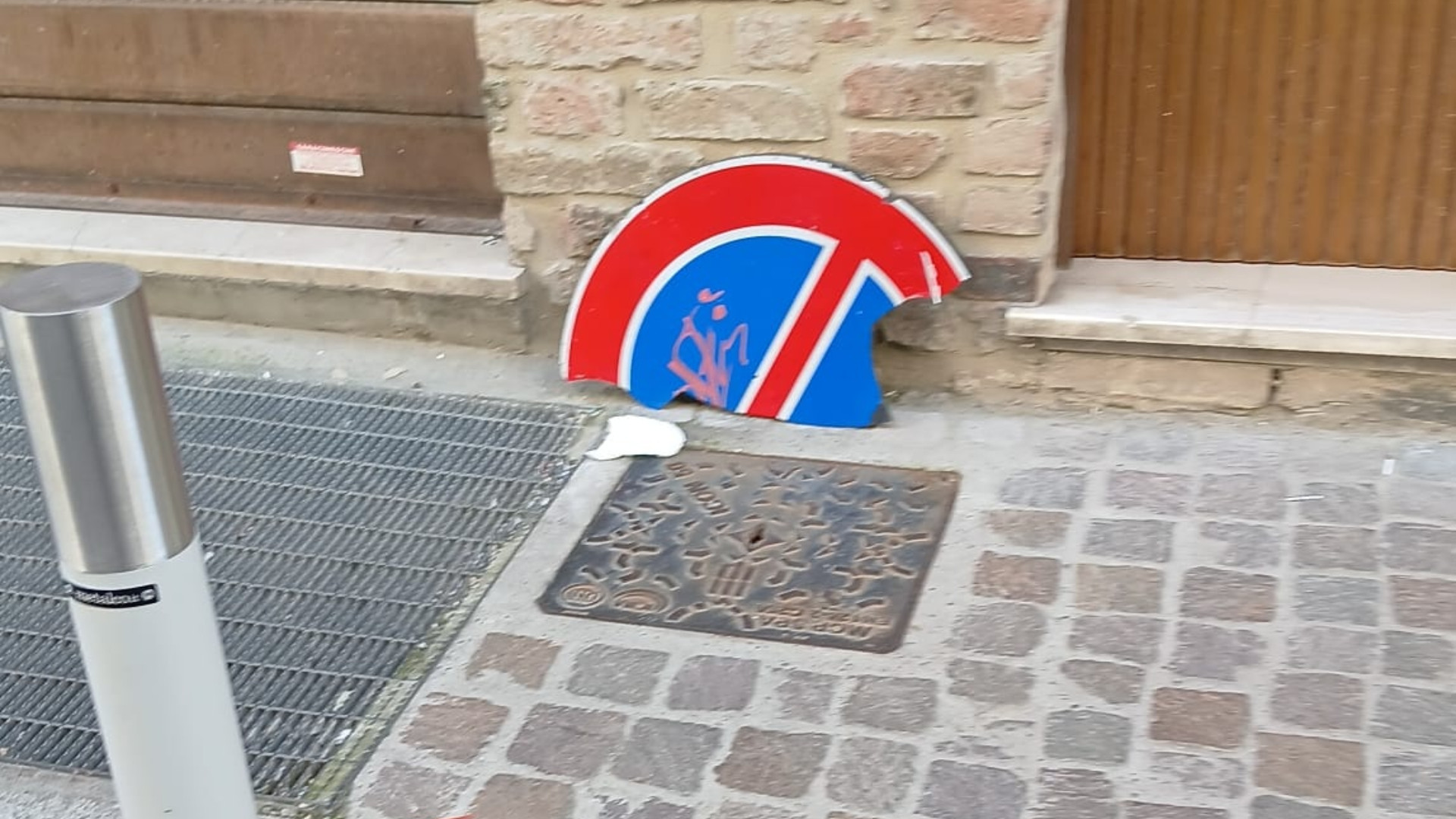 Uno dei cartelli distrutti in corso Garibaldi Foto Lamur