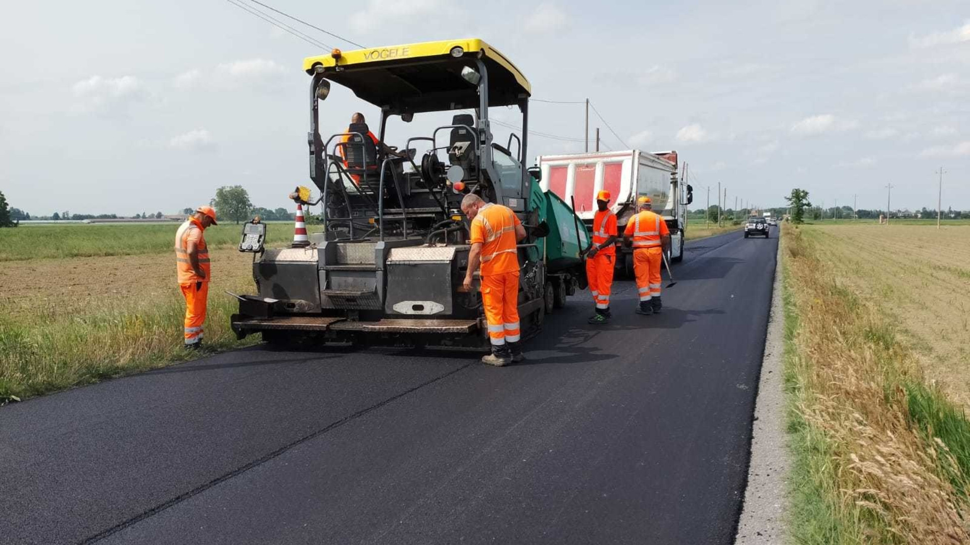 Operazioni di asfaltatura di una strada in una immagine d’archivio