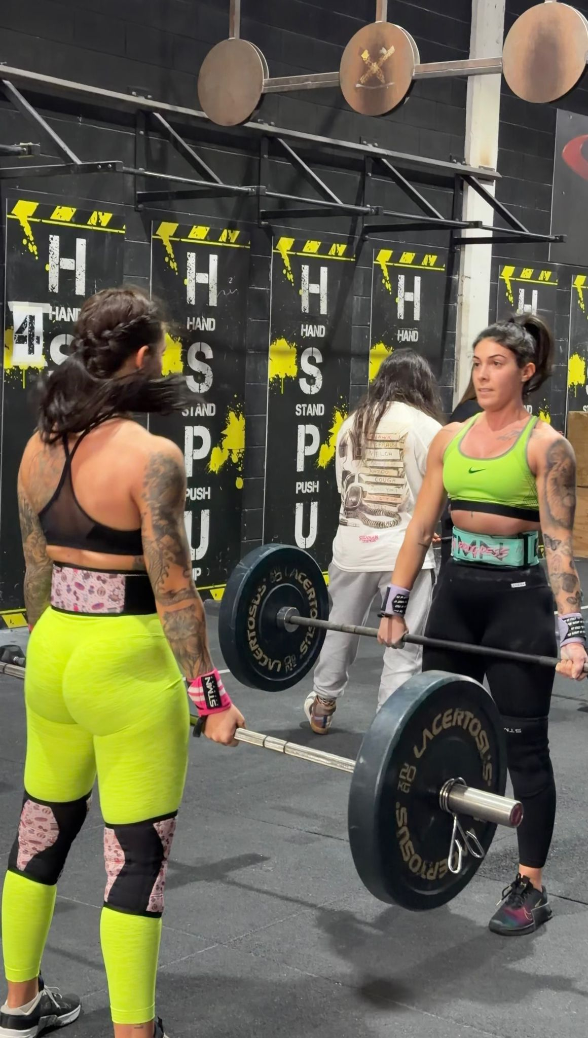 Gandolfi con un bilanciere che si coordina con la compagna Donati (di spalle)