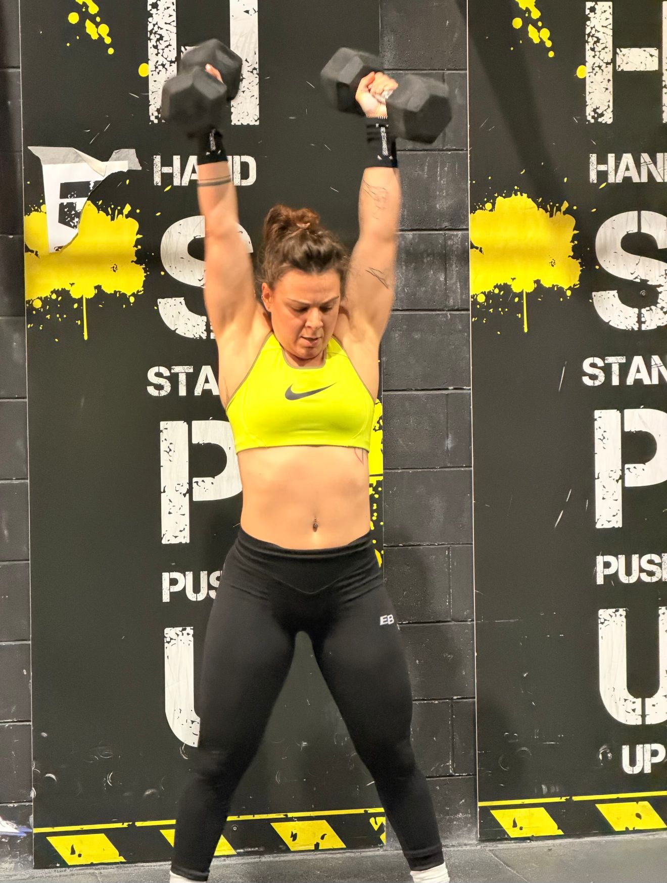 Buschi alle prese con un esercizio di sollevamento pesi