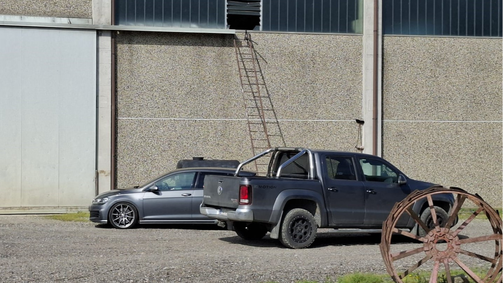 I ladri acrobati si calano dal tetto per derubare l'azienda agricola