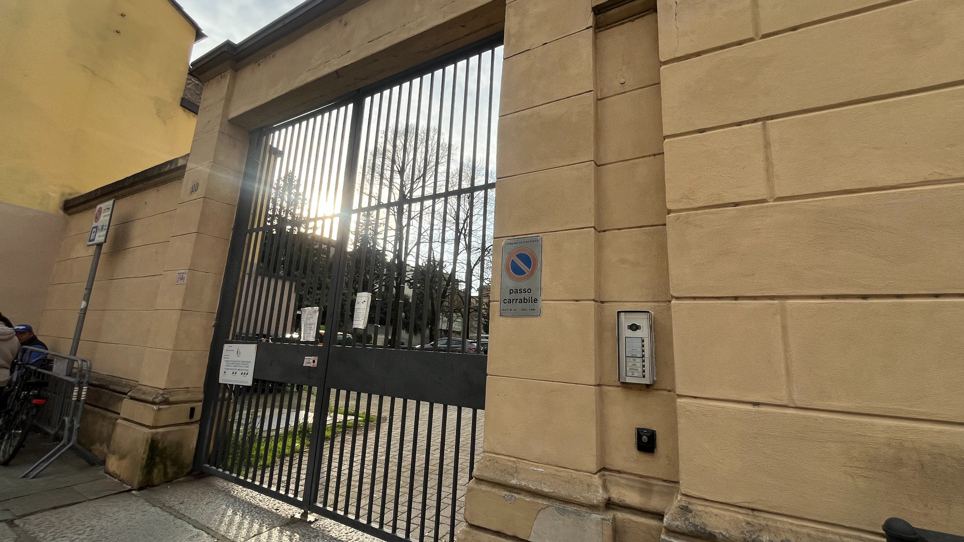 L’ingresso degli studenti della scuola media Faustini all’Alberoni (foto Paraboschi)