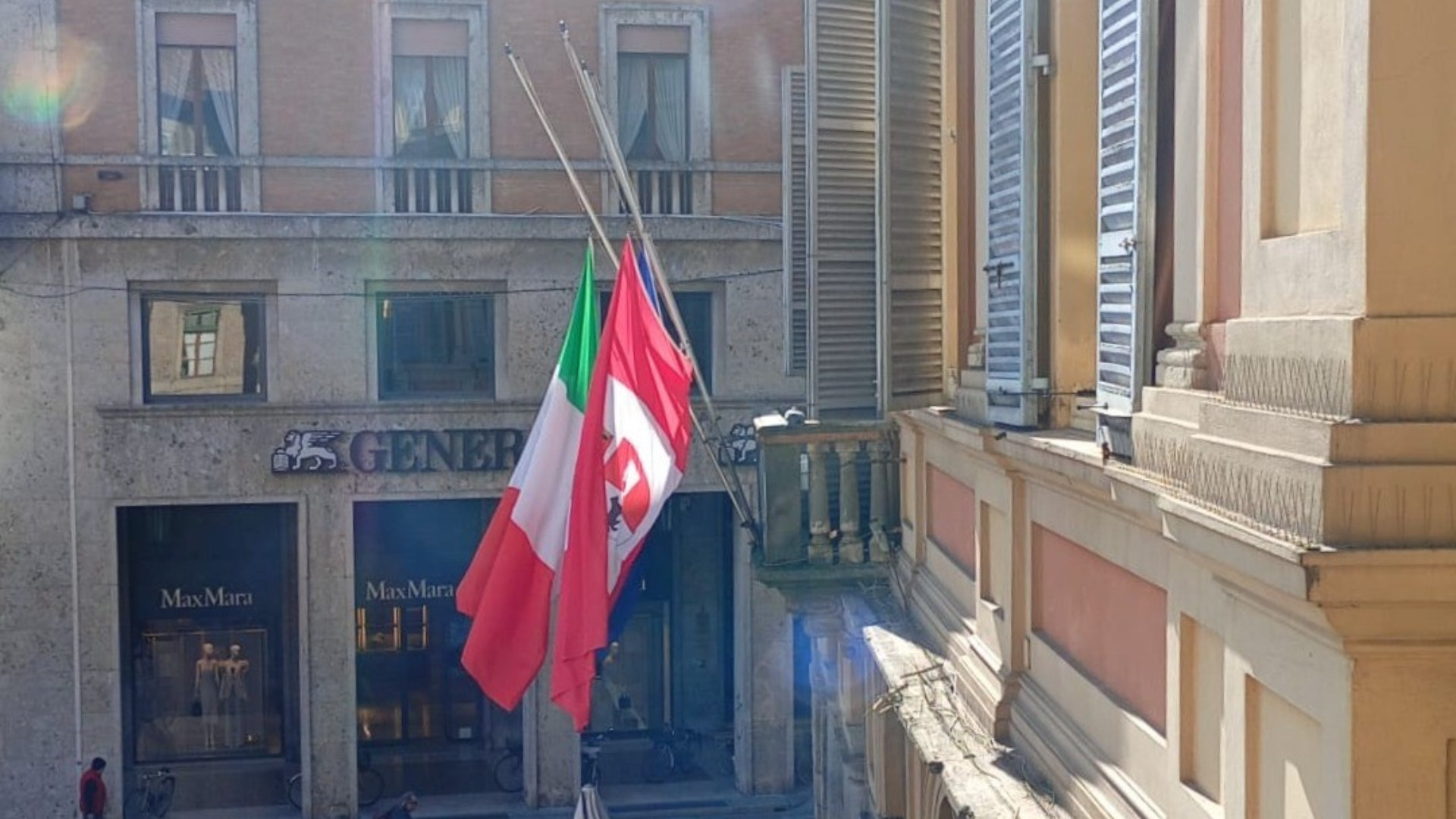 Le bandiere a mezz'asta in municipio a Piacenza