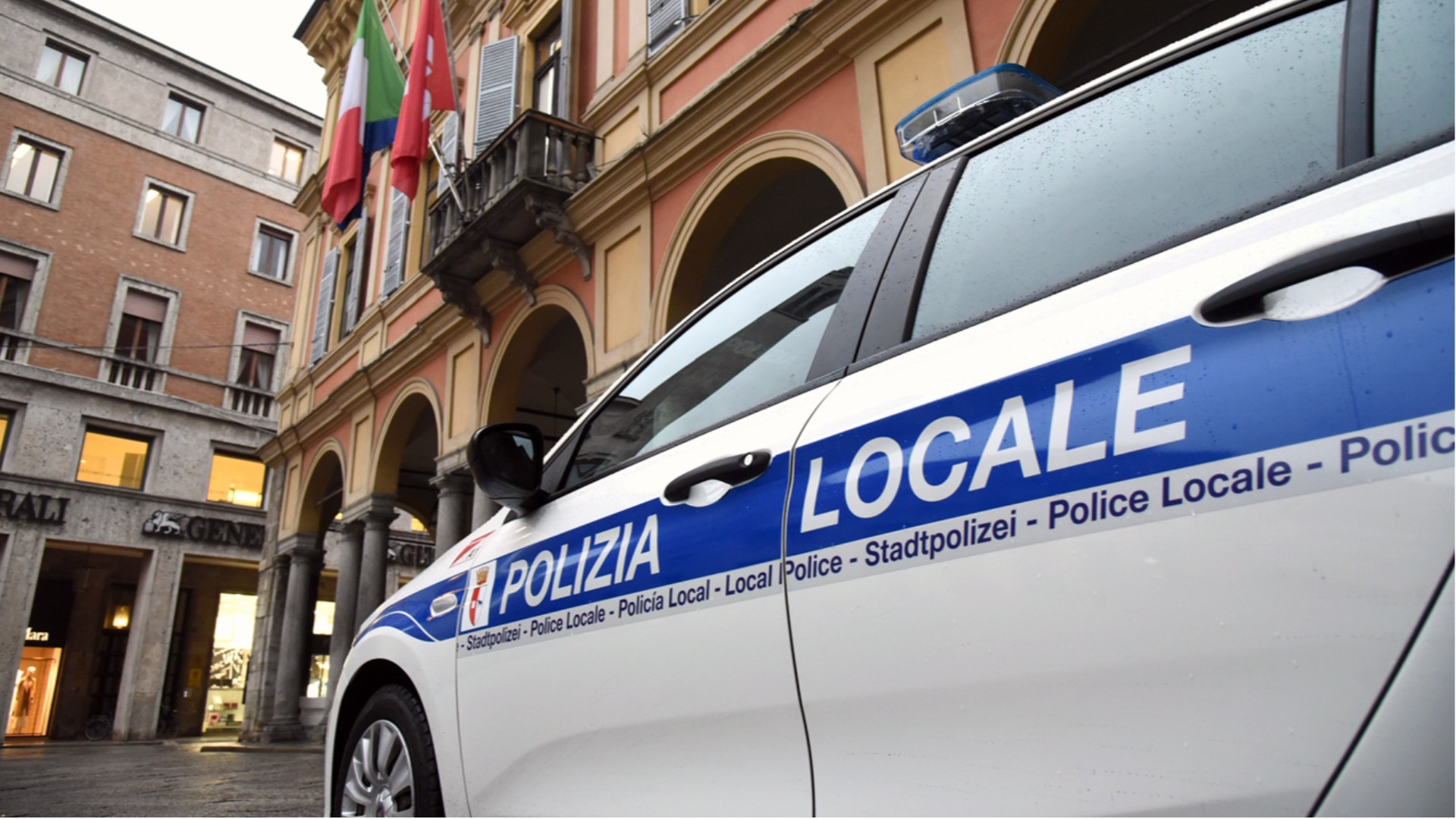 La lite senza fine tra vicini di casa: «Acido e petardi contro il mio cane»